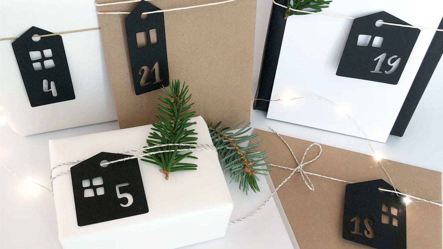 Adventskalender Anhänger aus schwarzem Kraftkarton in Haus Form