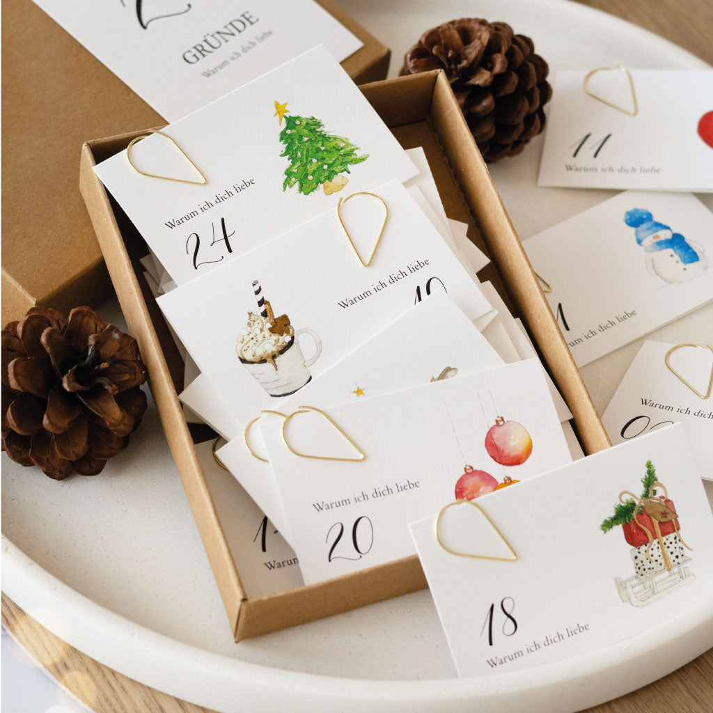 Kärtchen liegen fertig verschlossen in der Geschenkschachtel