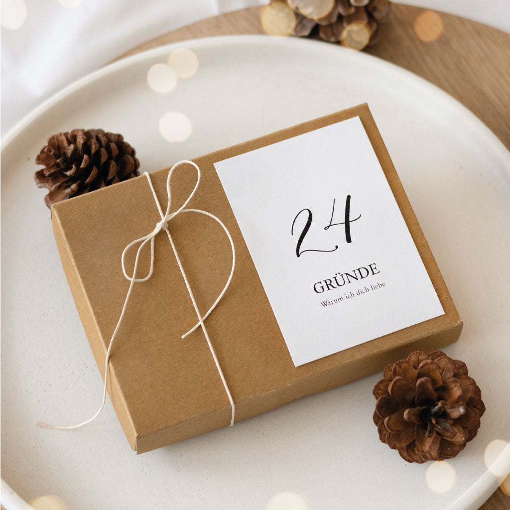 Kraftkarton Geschenkschachtel mit Deckblatt "24 Gründe" und Kordel mit Schleife