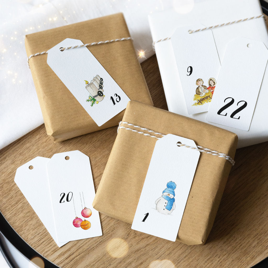 Zahlen Anhänger mit Kordel an Kraftpapier Geschenken befestigt