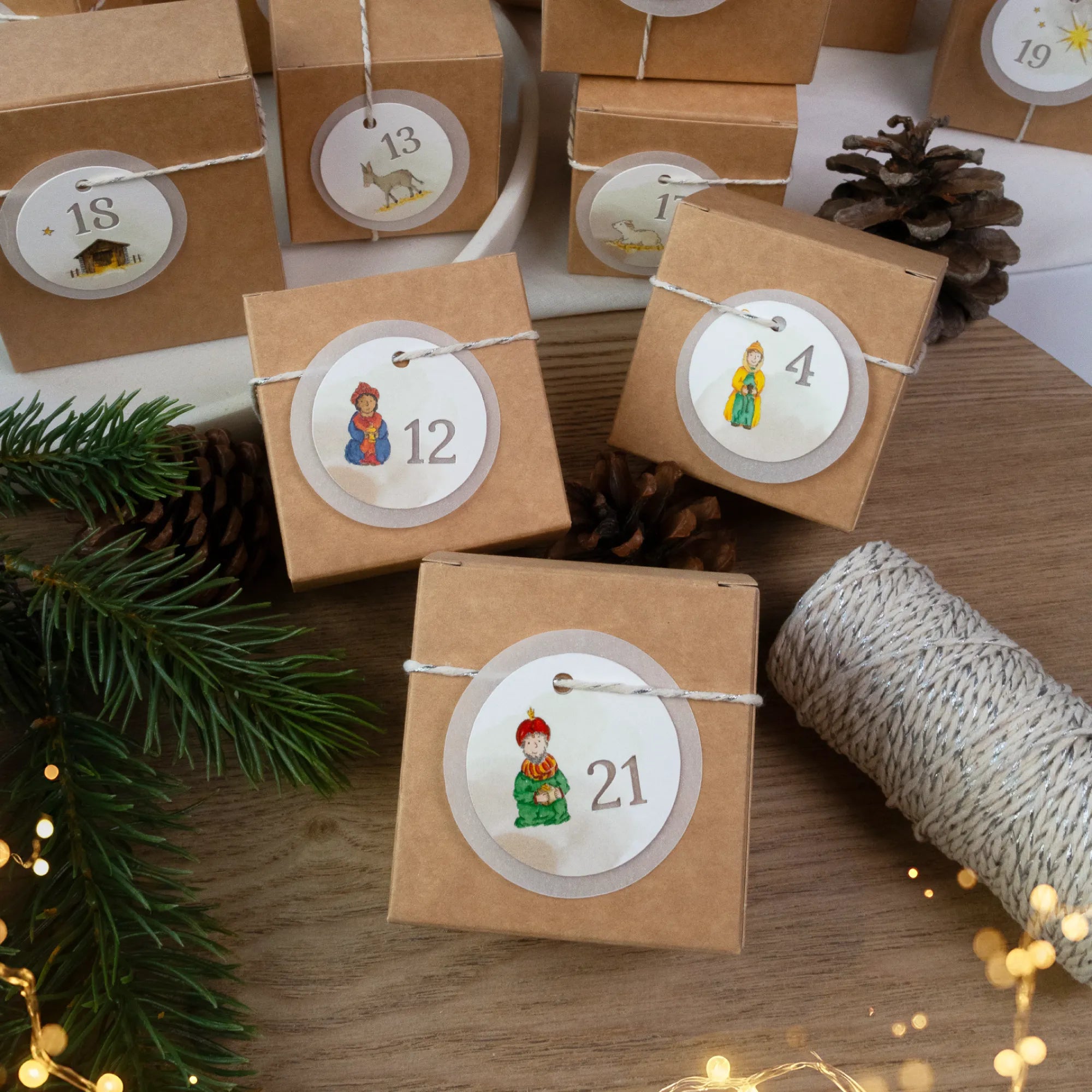DIY Adventskalender aus Kraftkarton mit handgemaltem Weihnachtsgeschichte Aquarell Motiv auf runden Anhängern.