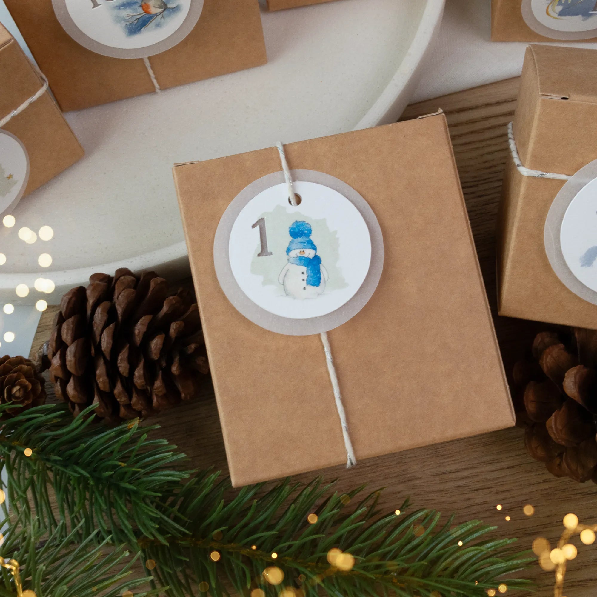 Kleine Schachtel für den Weihnachtskalender mit Kordel und liebevollem handgemaltem Schneemann Aquarell Motiv als Anhänger.