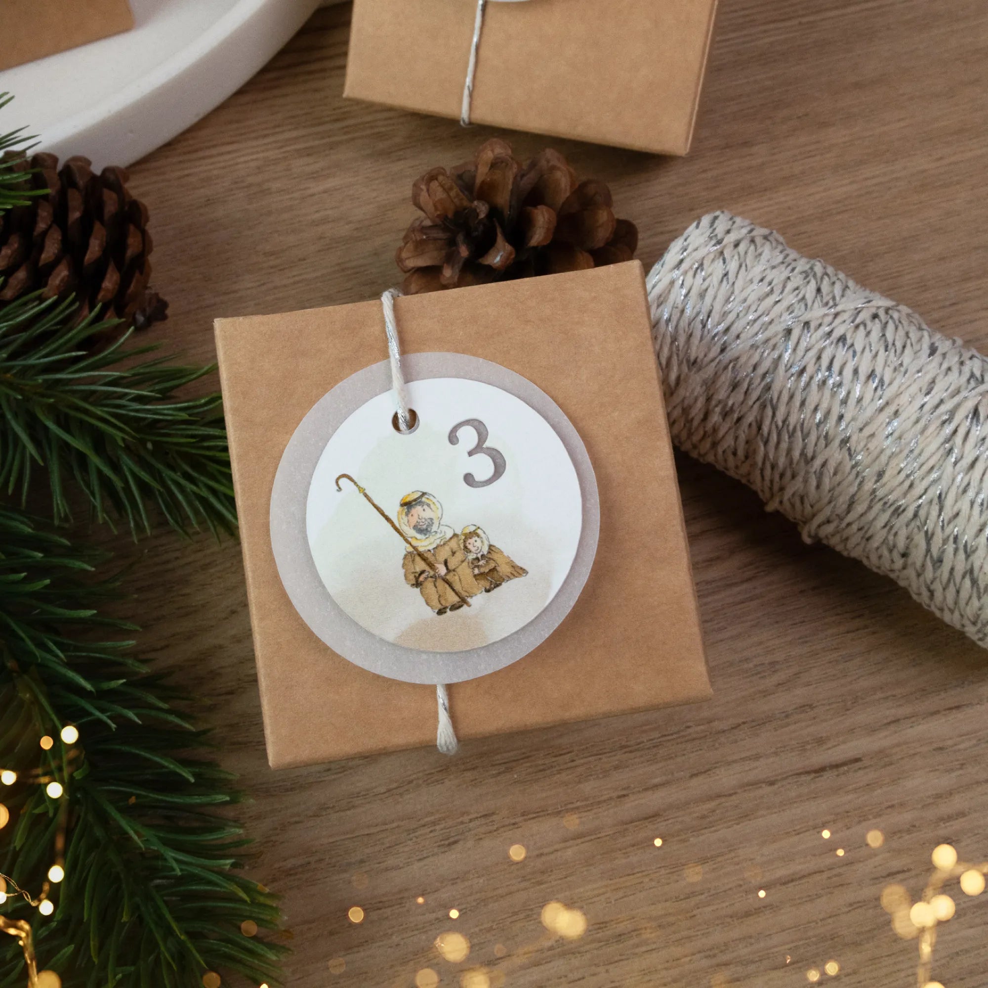 Adventskalender Schachtel mit Kordel und detailreichem Hirten Aquarell Motiv auf einem doppelten Papieranhänger.