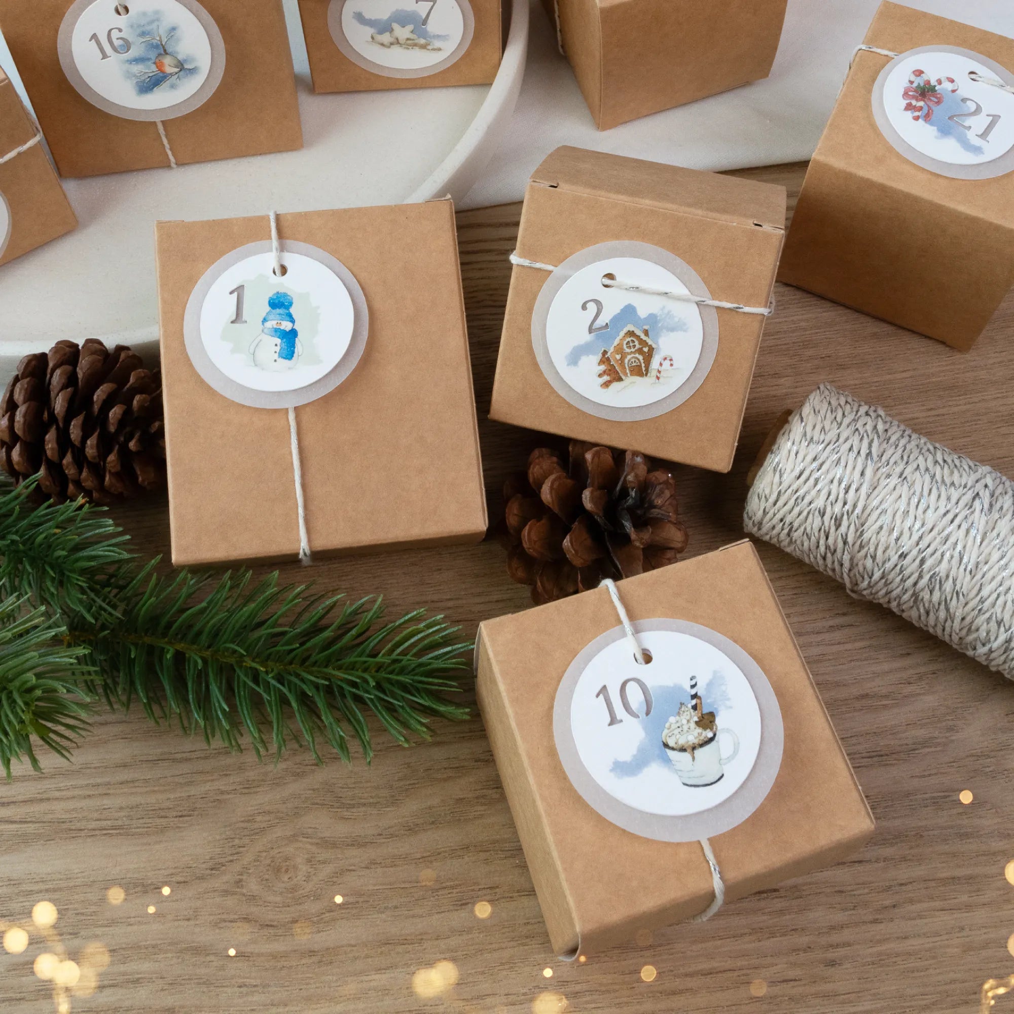 Komplettset zum Basteln eines Adventskalenders mit Schachteln und Schneemann Aquarell Motiv auf dem Geschenkanhänger.