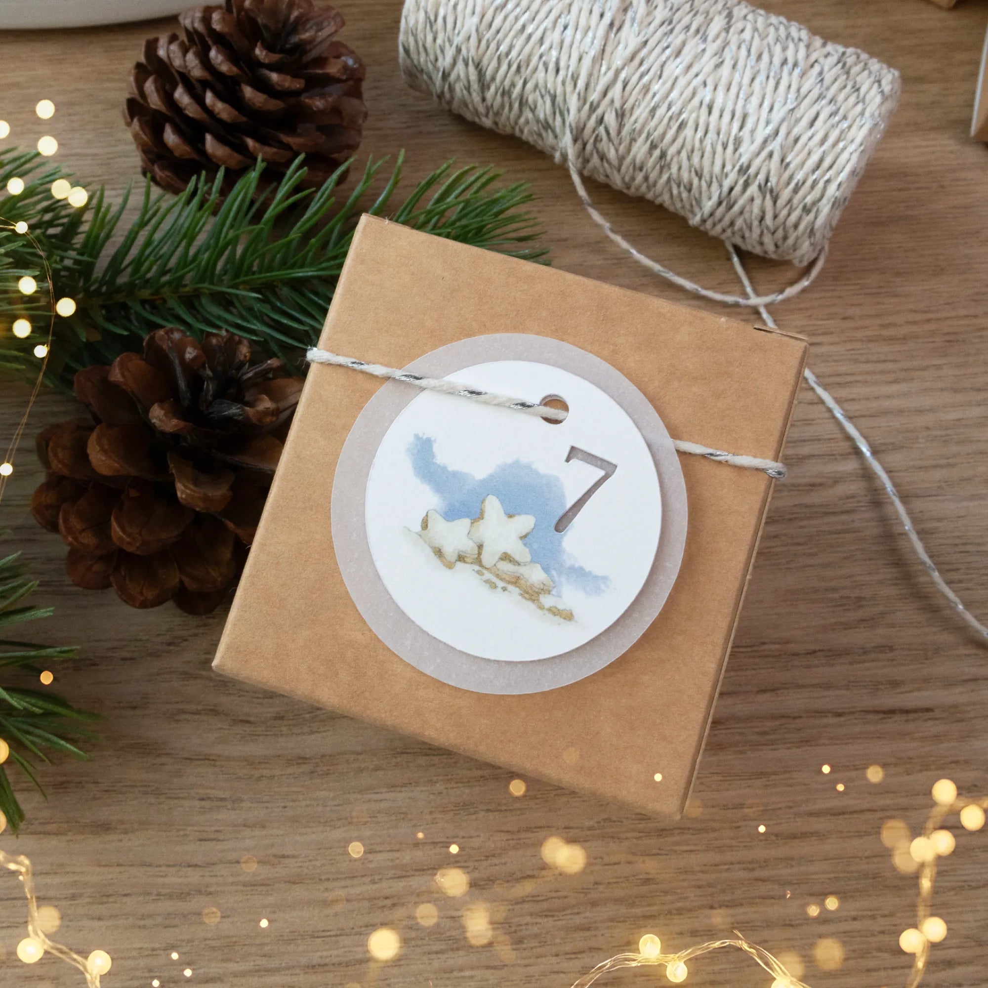 Geschenk Schachtel mit Kordel und doppellagigem Geschenkanhänger versehen mit einem handgemalten Sternen Aquarell Motiv.