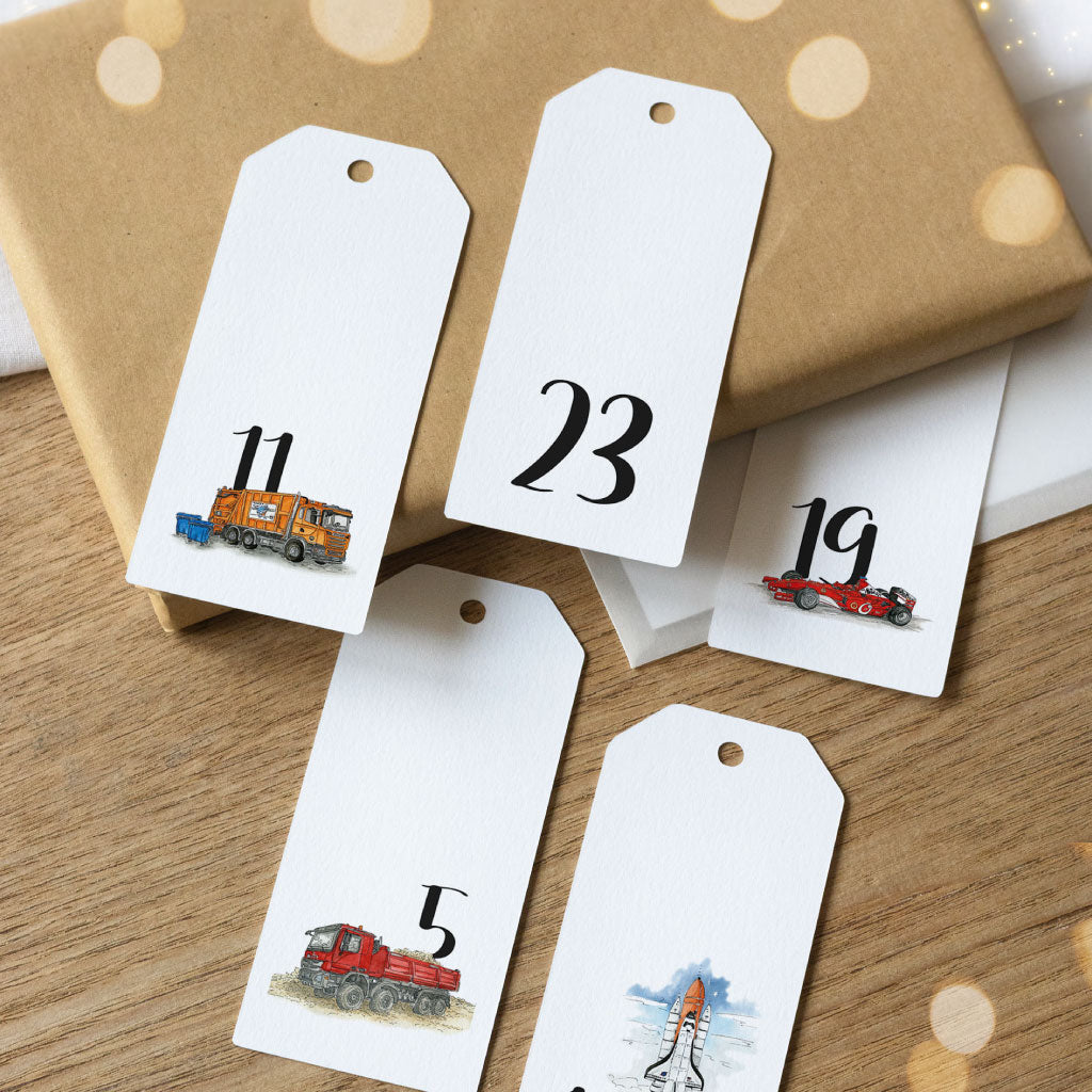 Adventskalender Anhänger liegen auf kleinen Geschenken und Kuverts