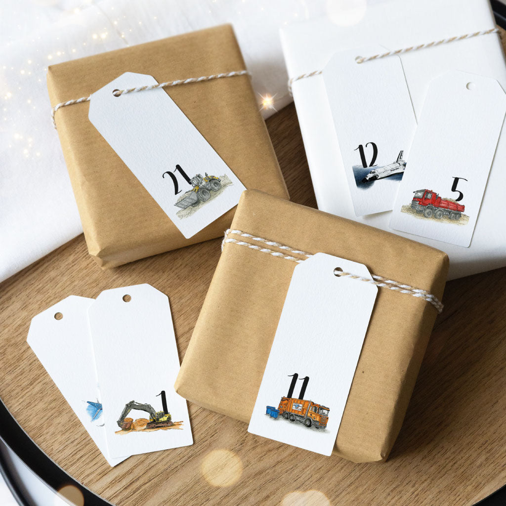 Zahlen Anhänger mit Kordel an Kraftpapier Geschenken befestigt
