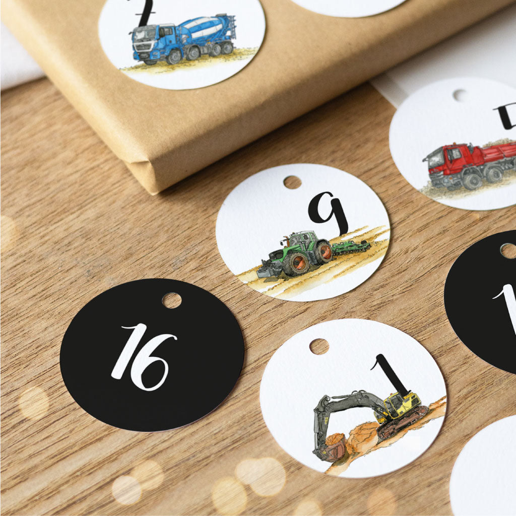Runde DIY-Adventskalender-Anhänger für Jungen mit Fahrzeugmotiven: Zahl 1 mit Bagger, Zahl 9 mit Traktor und Egge, Zahl 16 nur als schwarze Zahl ohne Motiv