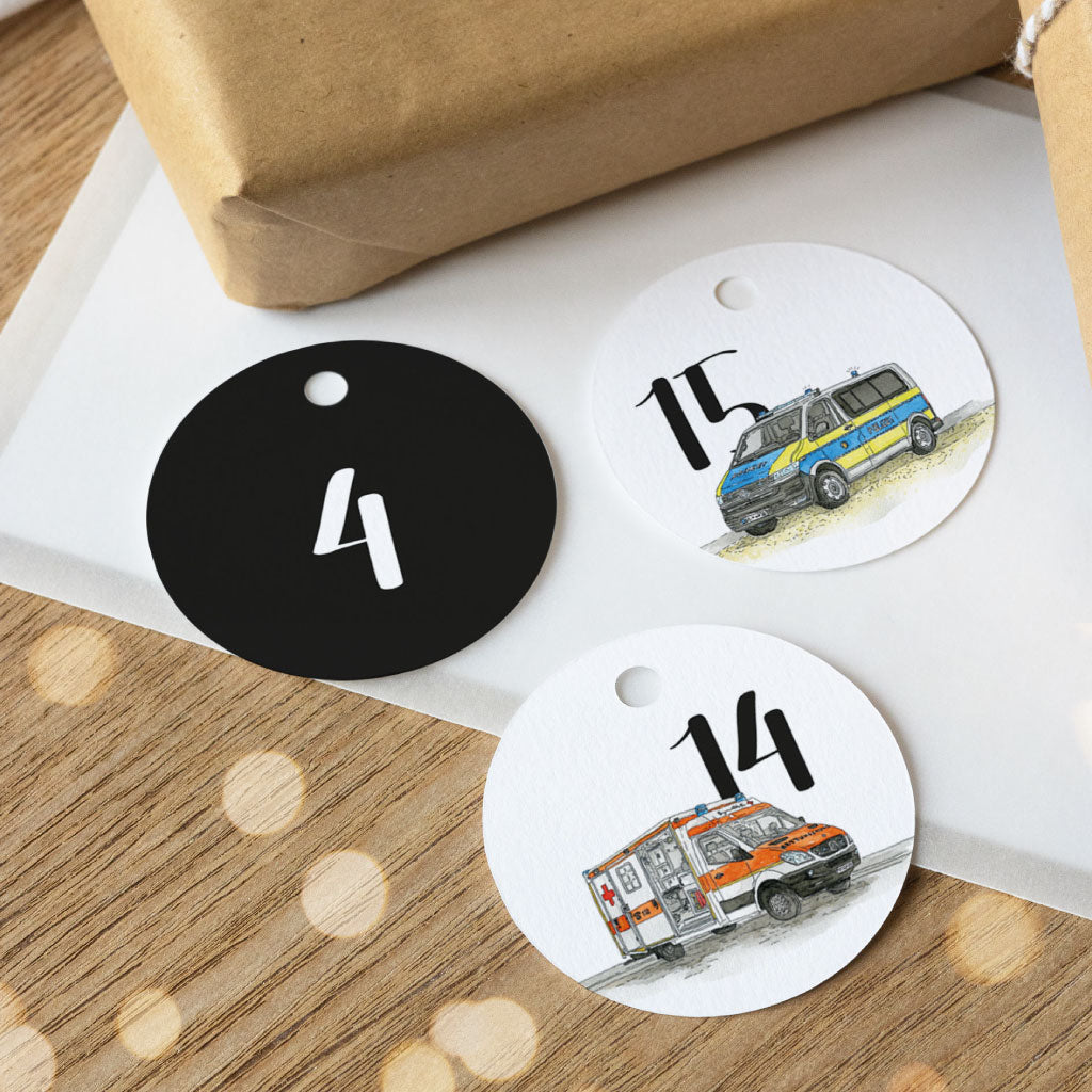 Adventskalender-Anhänger zum Basteln für Männer und Jungs: Zahl 4 nur als Zahl, Zahl 14 mit Rettungswagen, Zahl 15 mit Polizeiwagen