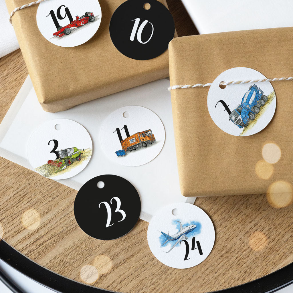 Anhänger mit Fahrzeug-Illustrationen für selbstgemachte Adventskalender: Zahl 3 mit Mähdrescher, Zahl 7 mit Betonmischer, Zahl 10 ohne Motiv, Zahl 11 mit Müllwagen, Zahl 19 mit rotem Rennwagen, Zahl 23 ohne Motiv, Zahl 24 mit Passagierflugzeug