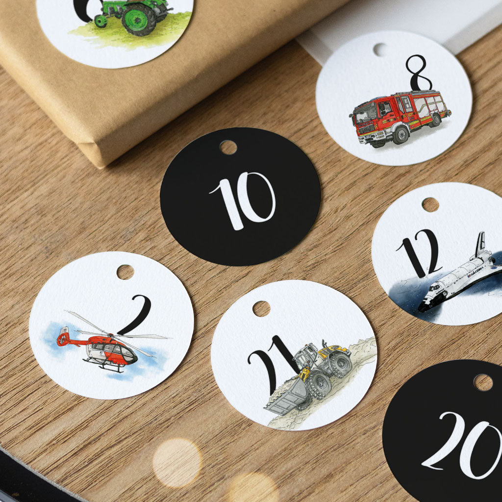 Bastel-Anhänger für den Adventskalender mit verschiedenen Fahrzeugen: Zahl 2 mit Rettungshubschrauber, Zahl 8 mit Feuerwehr, Zahl 12 mit Raumfähre, Zahl 21 mit Radlader