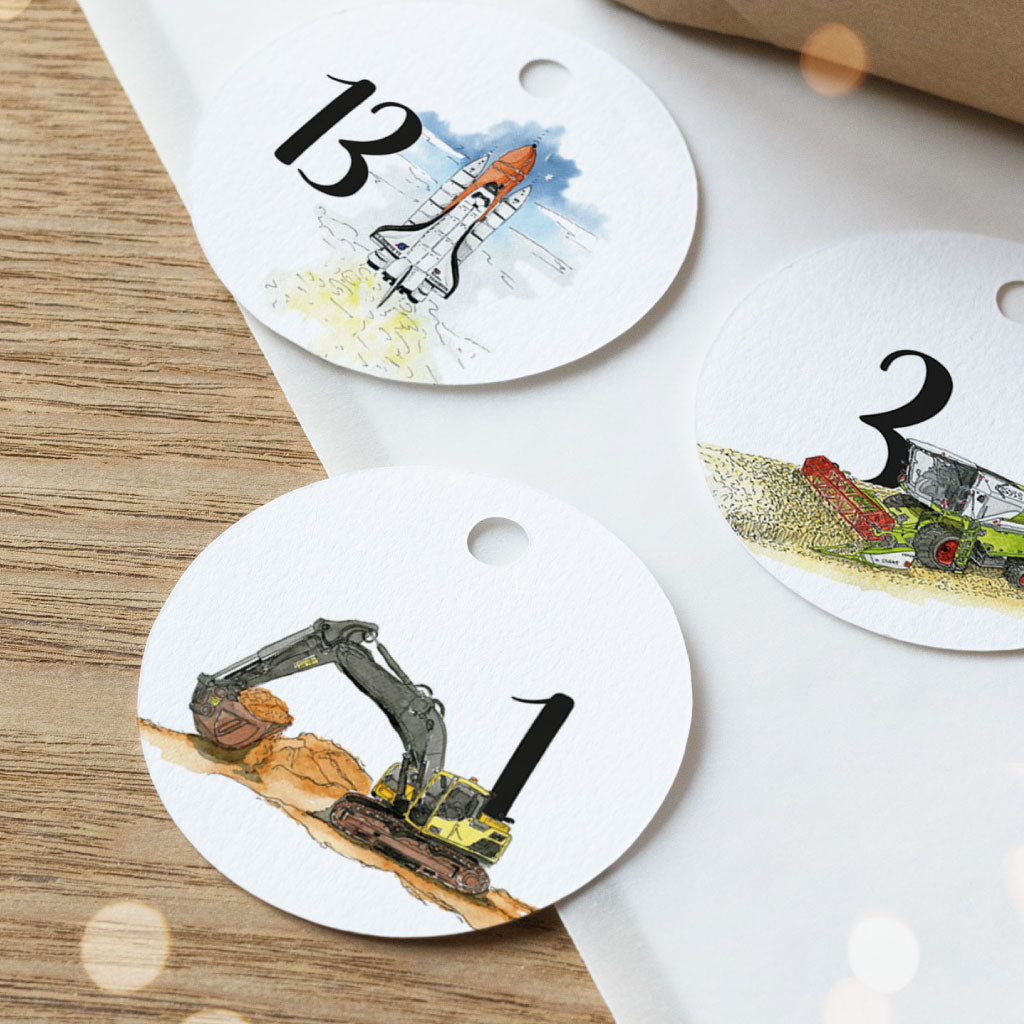 Adventskalender-Anhänger im runden Format mit Fahrzeugillustrationen: Zahl 1 mit Bagger, Zahl 3 mit Mähdrescher, Zahl 13 mit Raketenstart