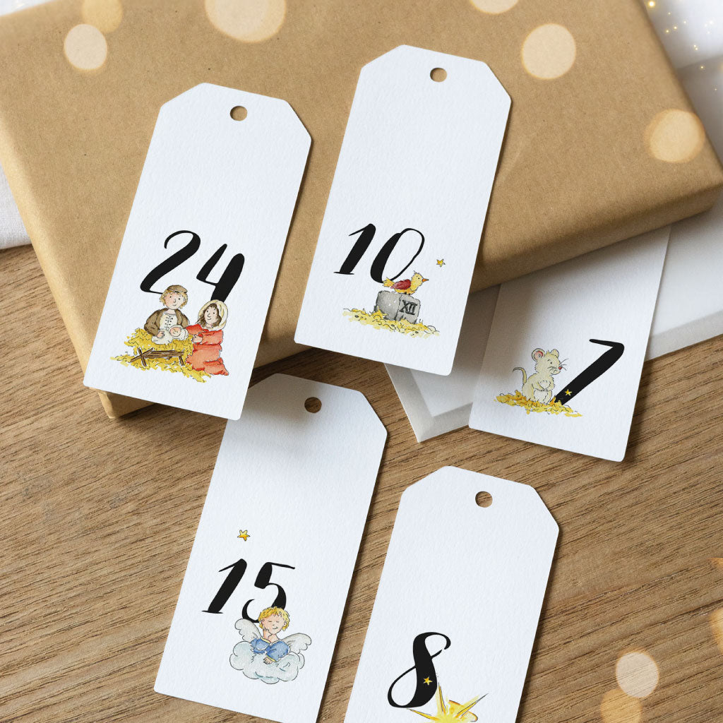 Adventskalender Anhänger liegen auf kleinen Geschenken und Kuverts
