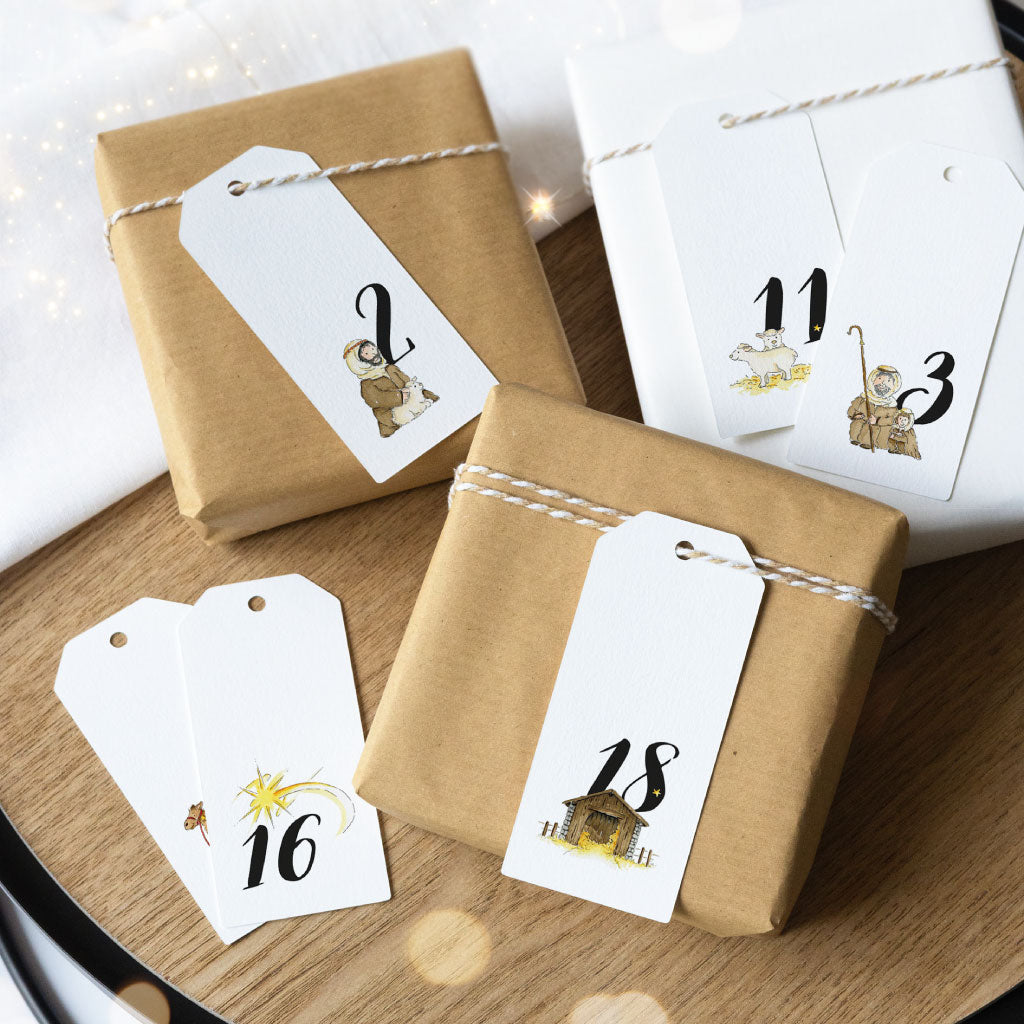 Zahlen Anhänger mit Kordel an Kraftpapier Geschenken befestigt
