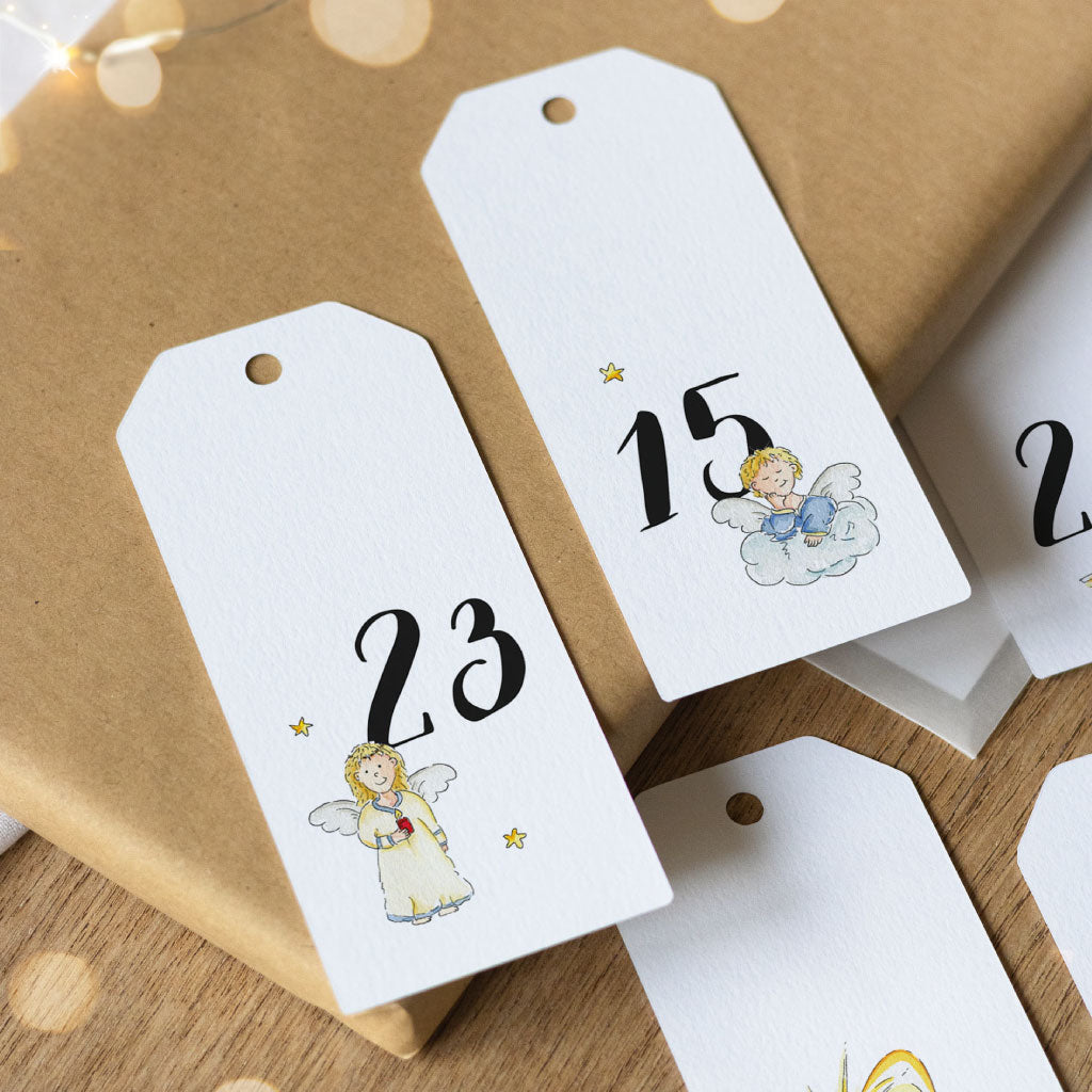 Detailfoto der Anhänger Nummer 15 und 23 mit Engeln