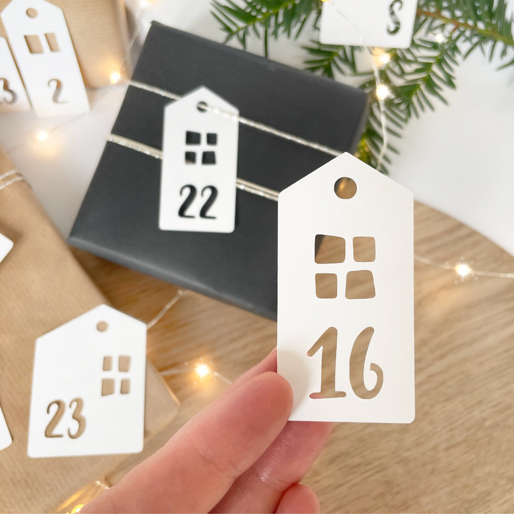 Geplotteter Anhänger in Haus Form mit ausgeschnittener Zahl und Fenstern