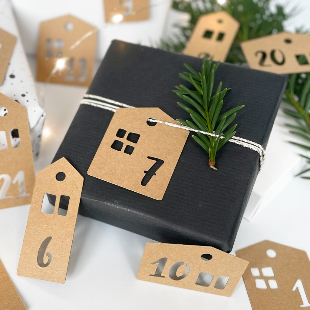 Häuschen sind an kleinen Geschenken festgebunden