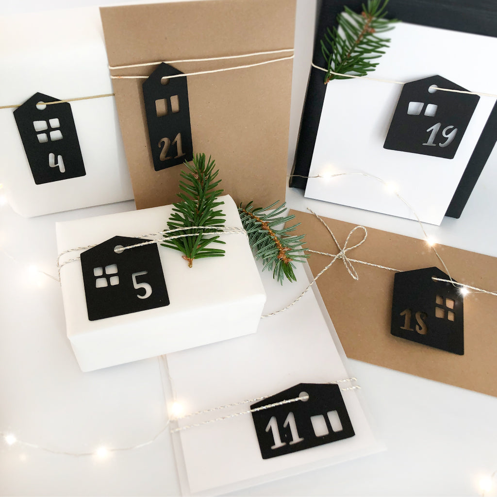 Adventskalender Häuser Anhänger hängen an Geschenken