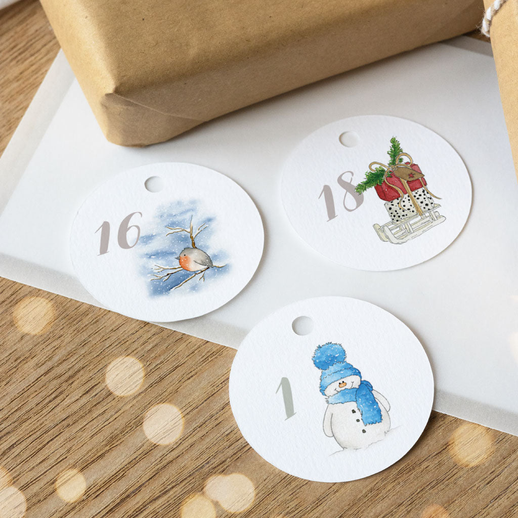 Runde Anhänger zum Basteln für den Adventskalender: Zahl 16 mit Rotkehlchen im Schnee, Zahl 18 mit Geschenk-Schlitten, Zahl 1 mit Schneemann
