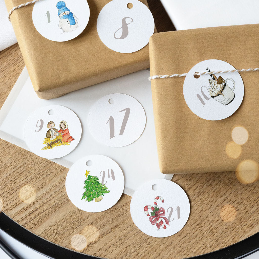 Bastel-Anhänger für DIY-Adventskalender mit Aquarellzeichnungen: Zahl 1 mit Schneemann, Zahl 8 ohne Motiv, Zahl 9 mit Krippenszene, Zahl 10 mit Tasse Kakao, Zahl 17 ohne Motiv, Zahl 21 mit Zuckerstangen, Zahl 24 mit Weihnachtsbaum