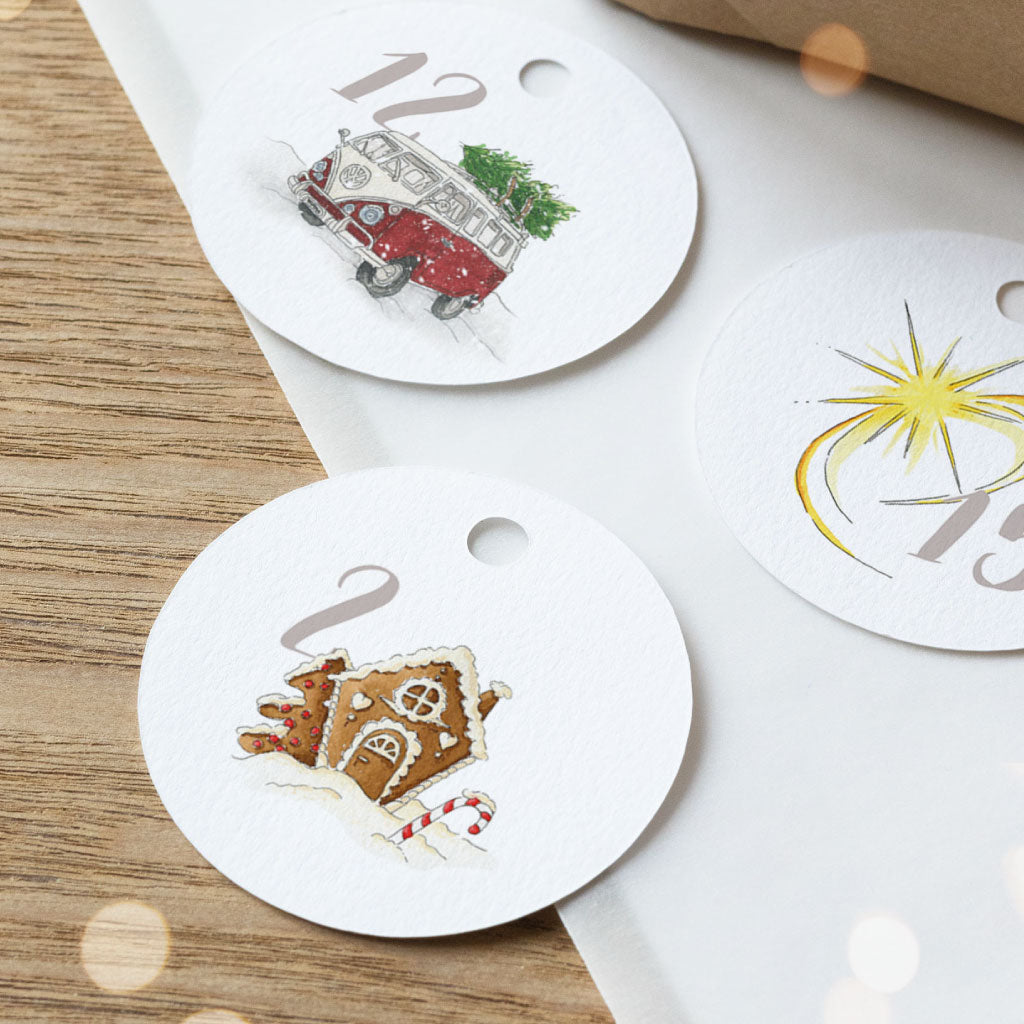 DIY-Adventskalender-Anhänger: Zahl 2 mit Lebkuchenhaus, Zahl 12 mit rotem Weihnachtsbus, Zahl 15 mit gelbem Weihnachtsstern
