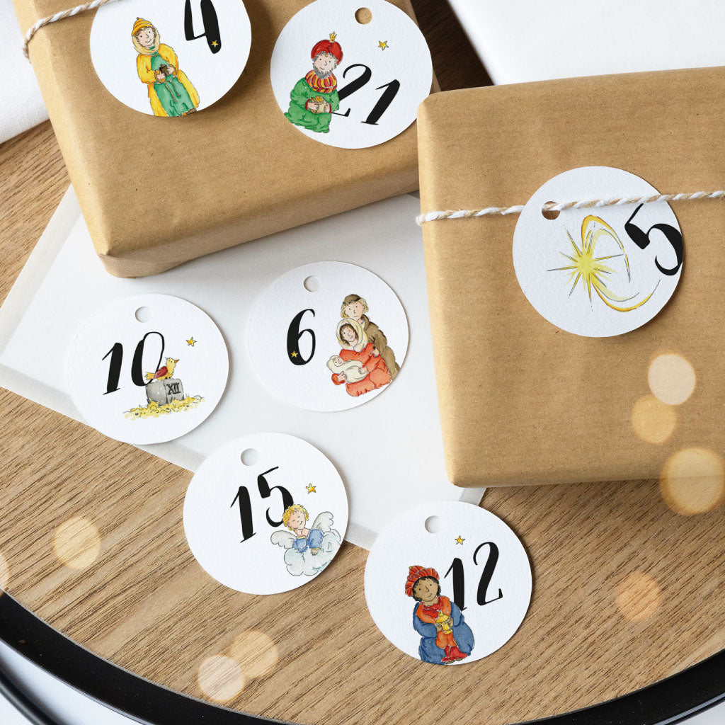 Runde DIY-Anhänger für den Adventskalender mit Zahlen und Aquarell Motiven: Zahl 10 mit Vogel auf Wegstein, Zahl 6 mit Maria und Josef, Zahl 15 mit Engel, Zahl 12 mit König