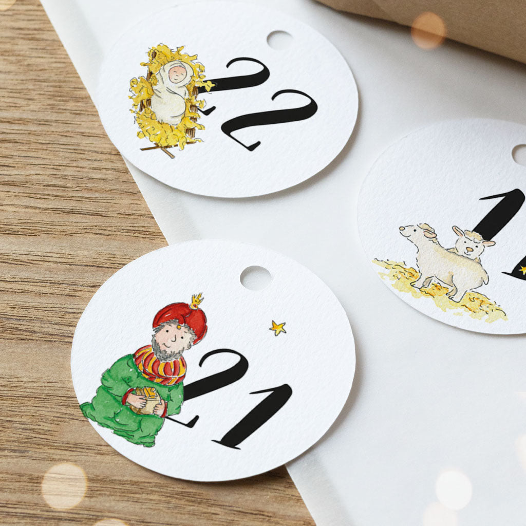 Runde Papieranhänger mit den Zahlen 21, 22 und 1 aus der Weihnachtsgeschichte: König mit Geschenk, Jesuskind in Stroh, zwei kleine Schafe – ideal für DIY-Adventskalender