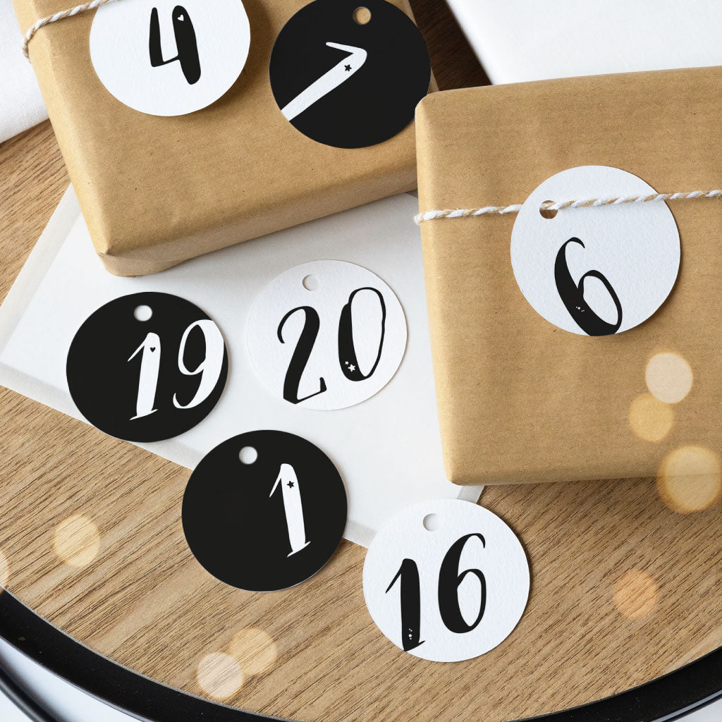 Adventskalender zum Selbstgestalten – runde Zahlenanhänger in Schwarz und Weiß mit Nummern wie 1, 4, 6, 16, 19 und 20