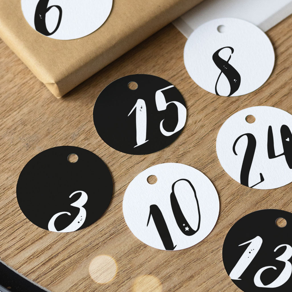 Mix aus schwarzen und weißen Adventskalender-Anhängern mit minimalistischen Zahlen 3, 8, 10, 13, 15 und 24 – perfekt für DIY-Projekte