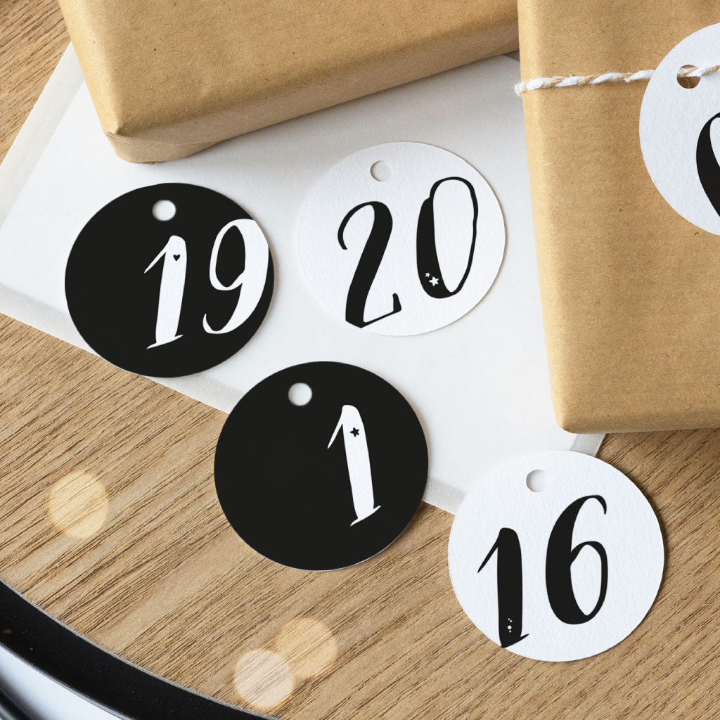 Detailaufnahme: DIY-Zahlenanhänger für den Adventskalender in rundem Format – Weiß, Schwarz und Mix mit Zahlen 1, 16, 19 und 20