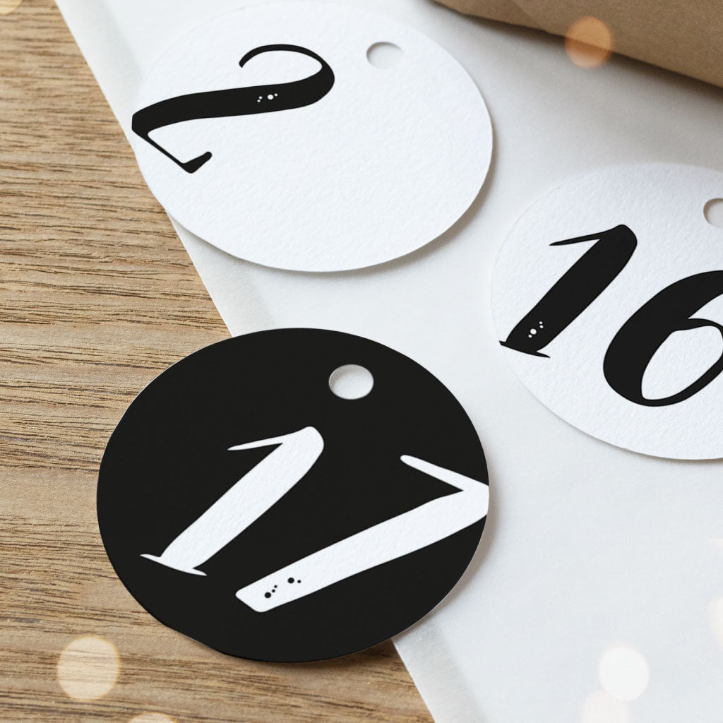 Schwarzer Adventskalender-Anhänger mit weißer Zahl 17 – schlicht und modern für selbst gebastelte Kalender