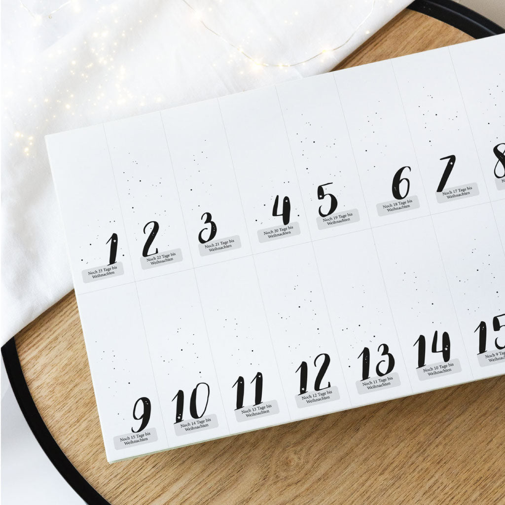 Lieferumfang zwei Aufkleber Bögen mit 24 Zahlen Aufklebern und 8 Geschenke Stickern