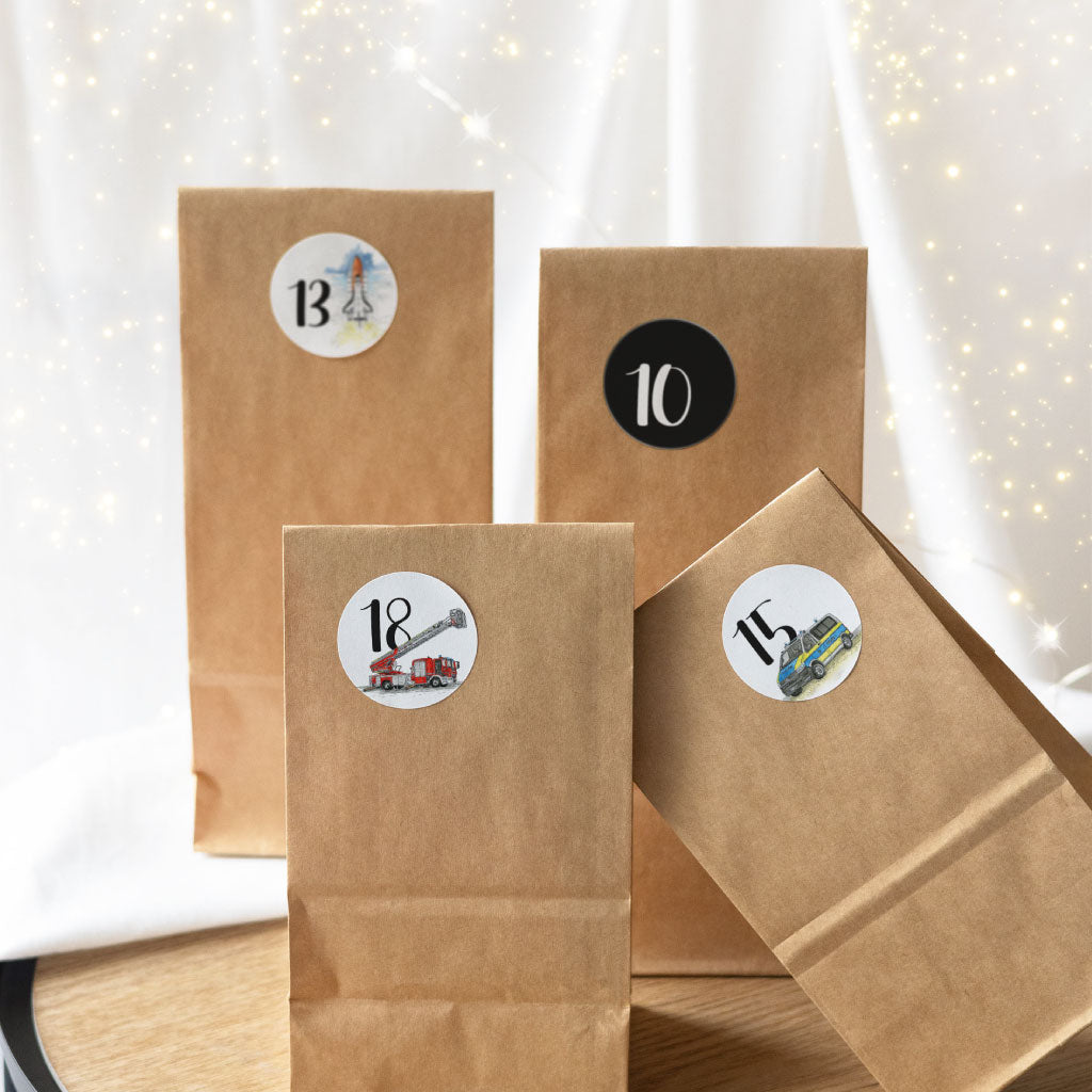Adventskalender Aufkleber auf vier Blockbodenbeuteln aus Kraftpapier
