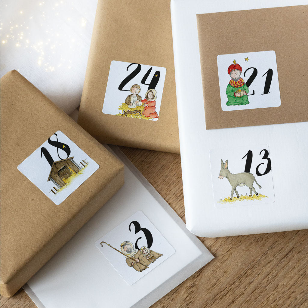 Adventskalender Zahlen Sticker auf kleinen weißen und Kraftpapier Geschenken und Kuverts, Motive mit Hirte, Stall, Maria und Josef, Esel und heilige drei Könige