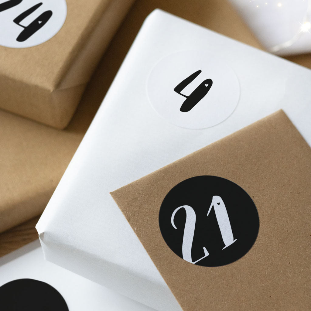 Details der Weihnachtskalender Sticker auf Tüten und kleinen Schachteln