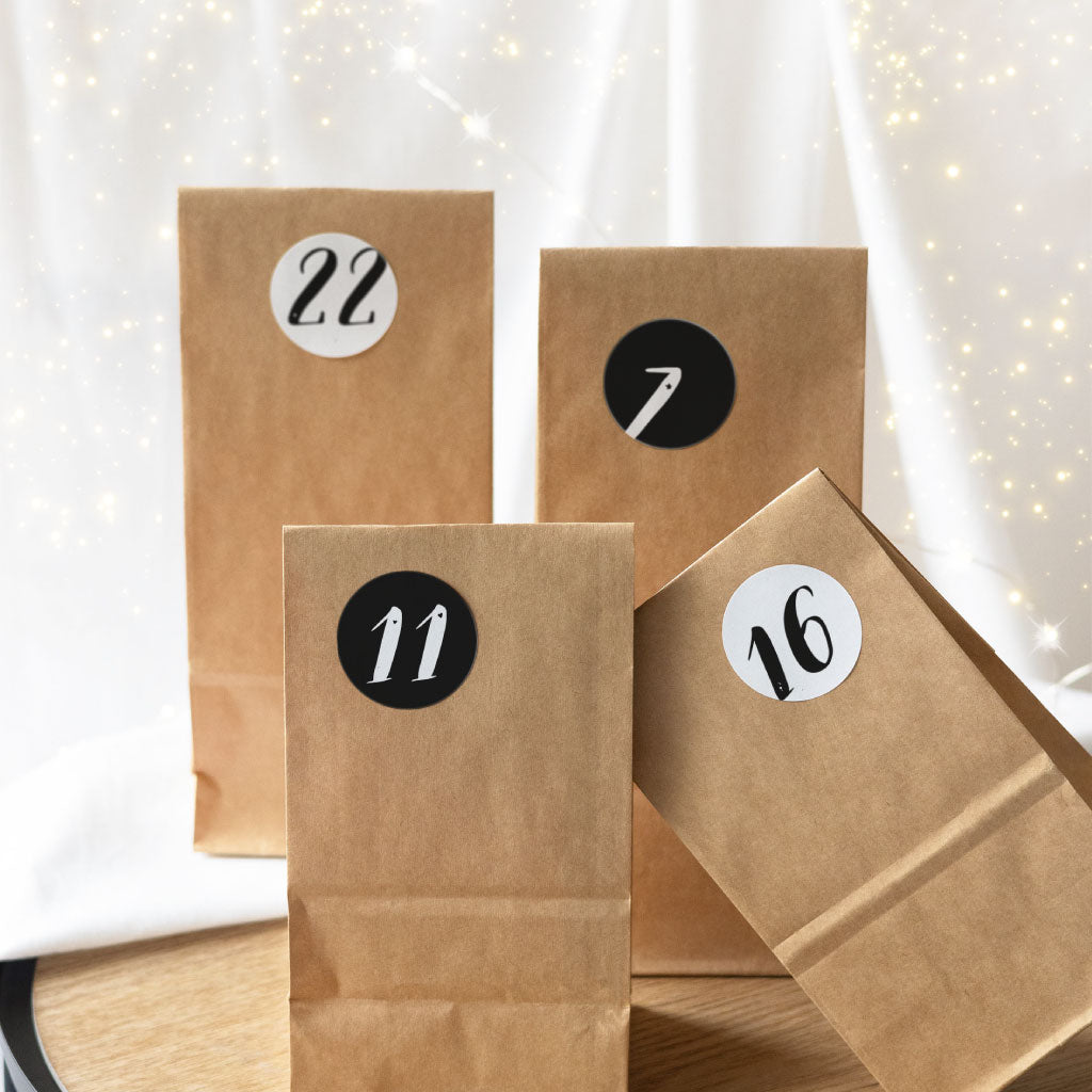 Adventskalender Zahlen auf Kraftpapier Tüten
