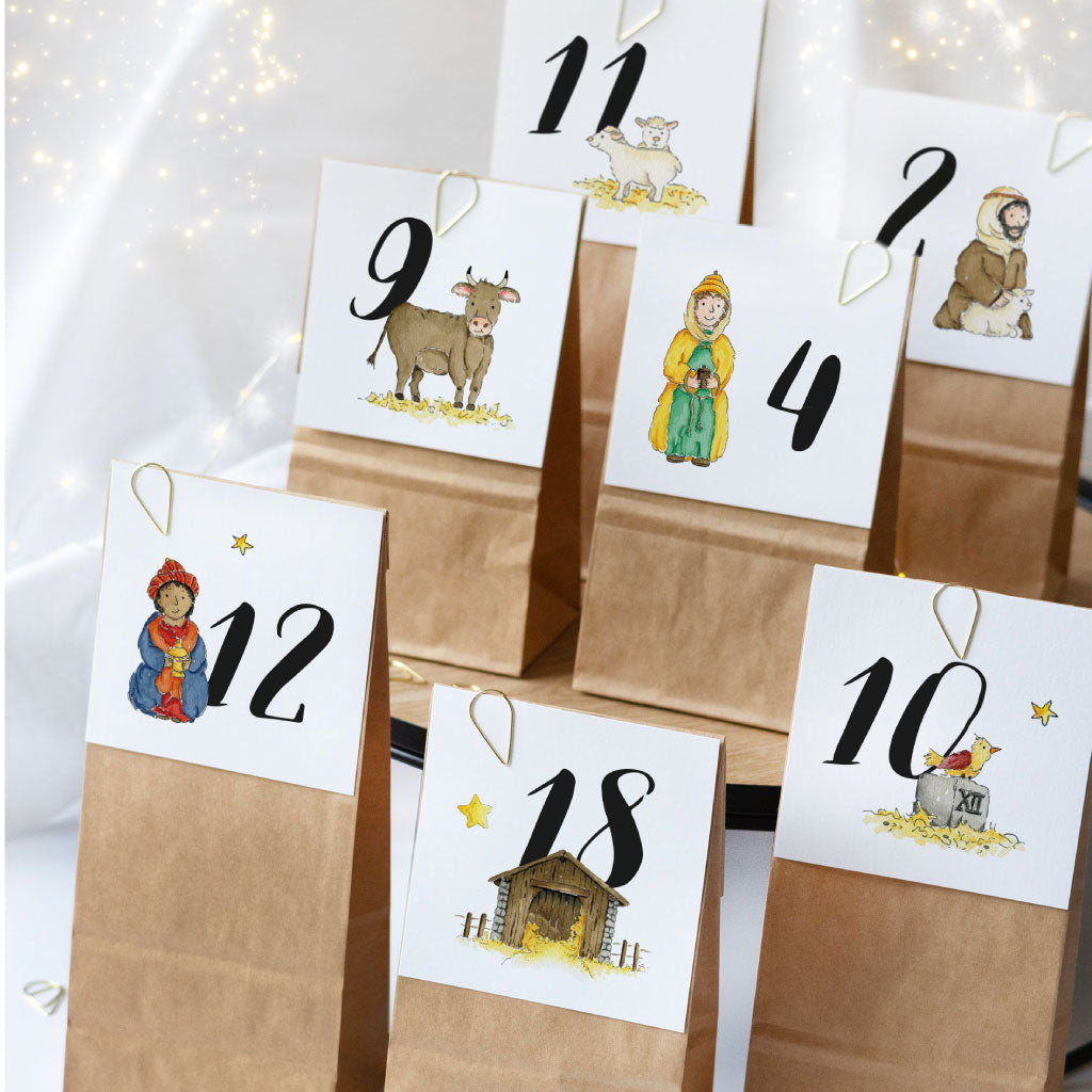 Adventskalenderkarten sind mit goldfarbenen Klammern an Kraftpapier Blockbodenbeuteln befestigt