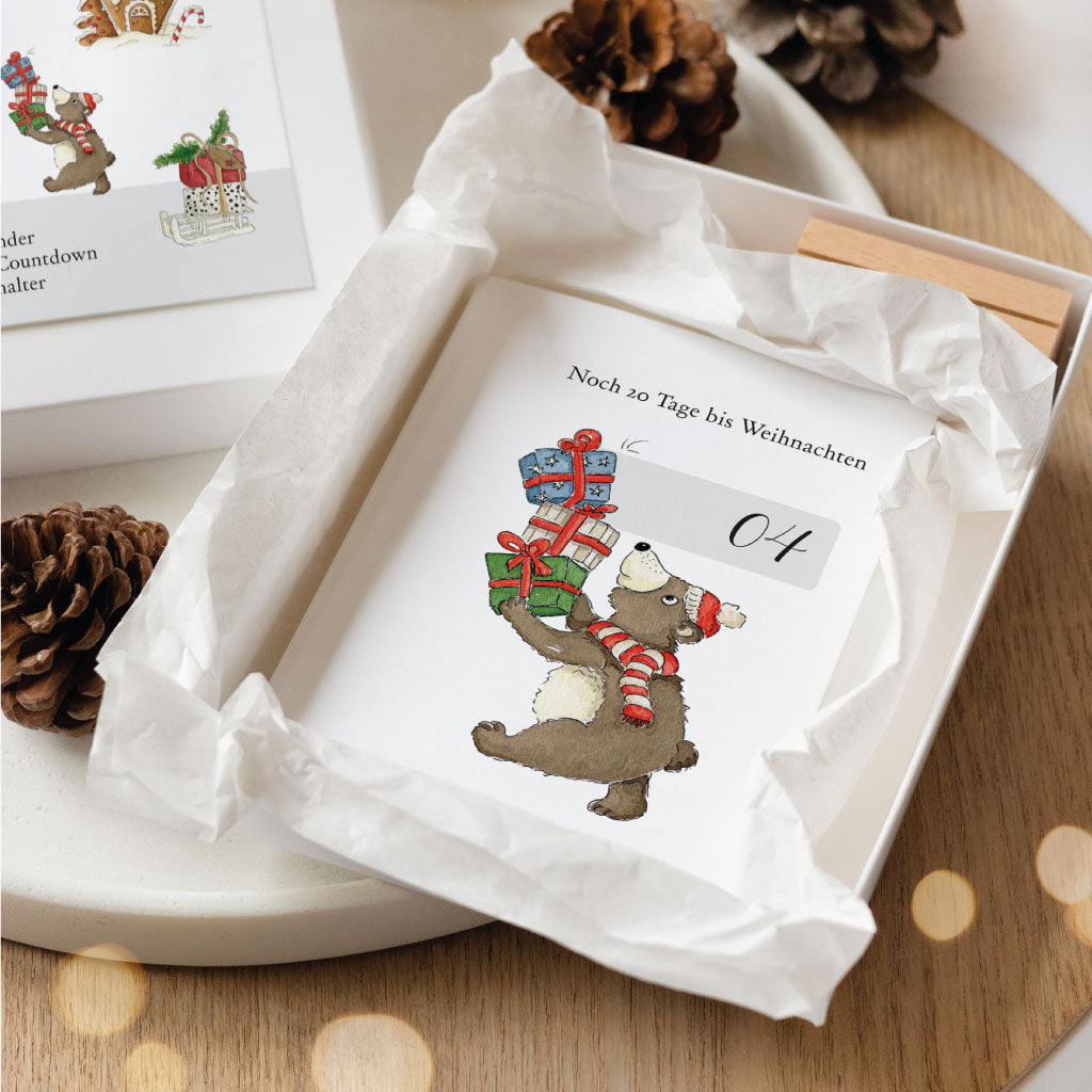 Bär mit Schal, Mütze und Geschenken als Motiv auf Karte Nummer 04, Karte in Schachtel