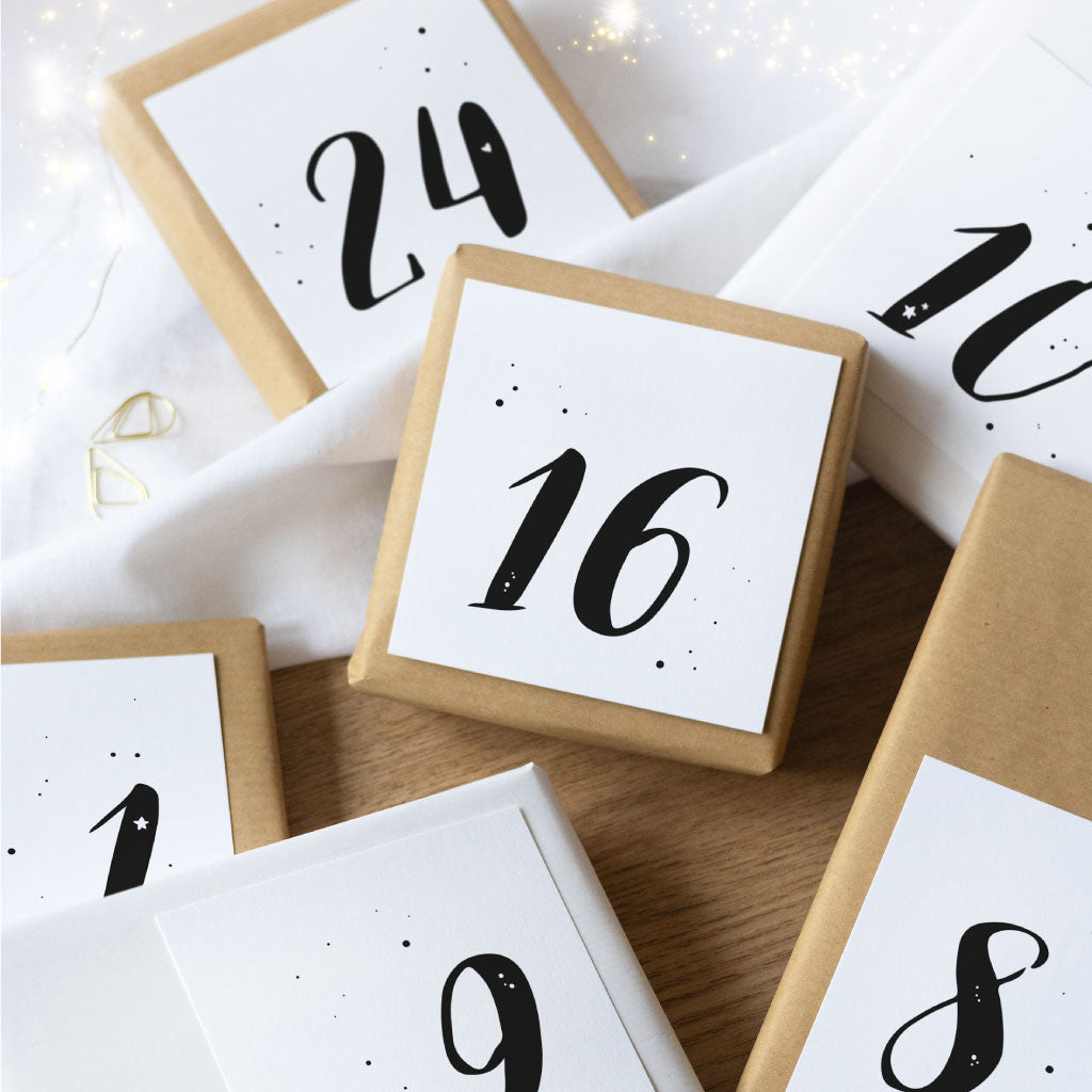 24 schwarz weiße Adventskalender Karten mit schlichten Zahlen Motiven