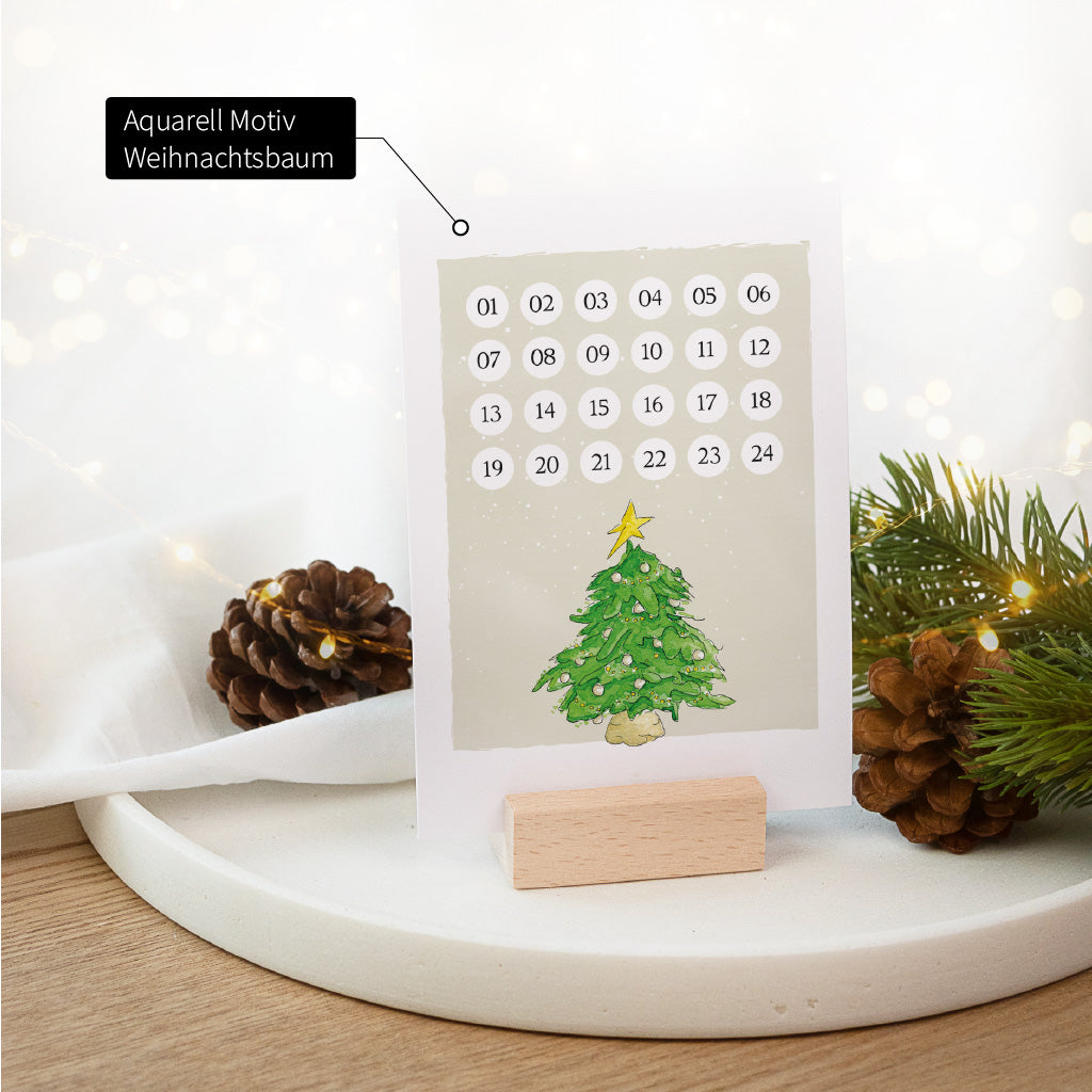 Adventskalender Karte mit einem grünen Weihnachtsbaum Aquarell Motiv samt Stern im Holzhalter.