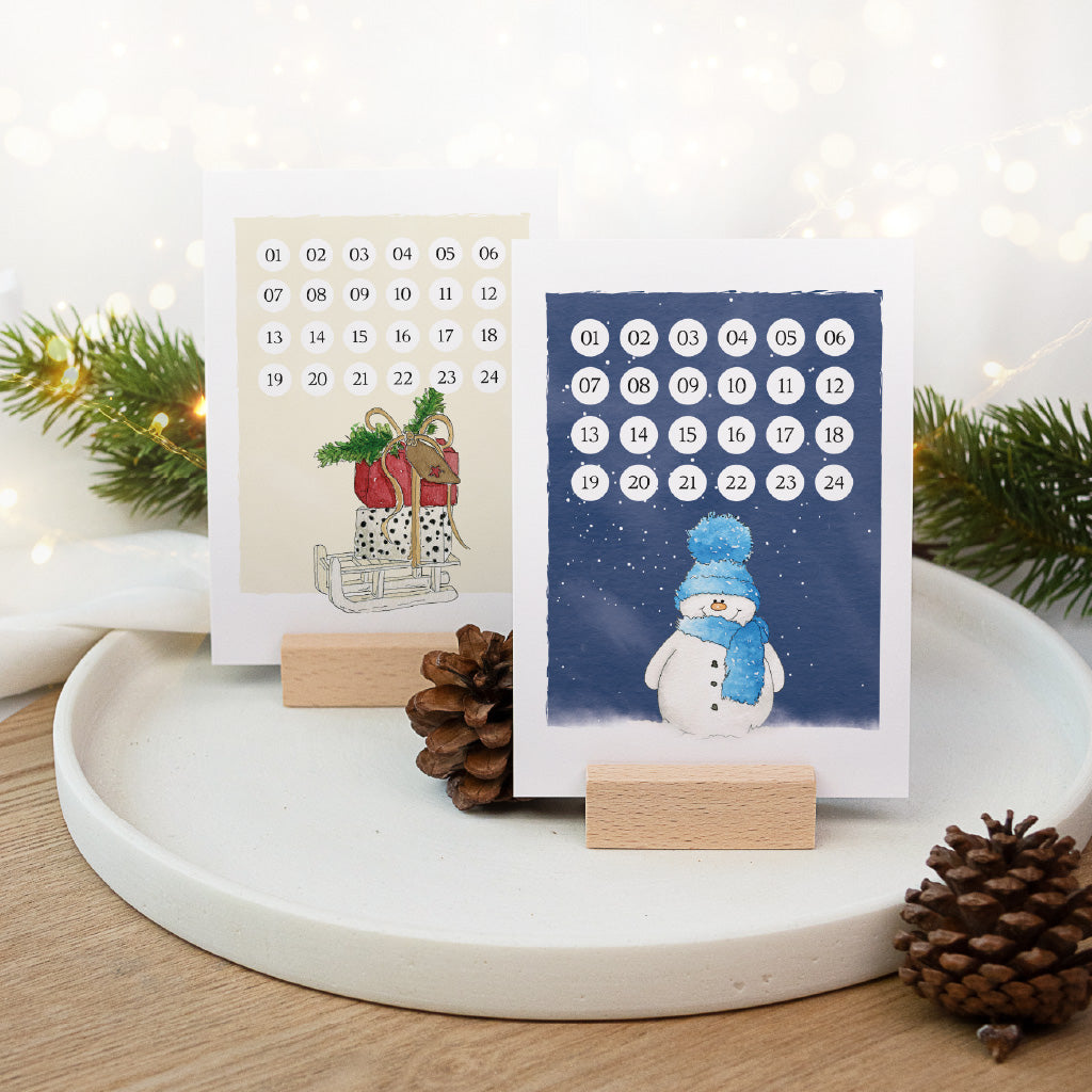 Weihnachtscountdown Karten zum Abhaken mit Füchse und Rotkehlchen Aquarell Motiv im Buchenholzhalter.