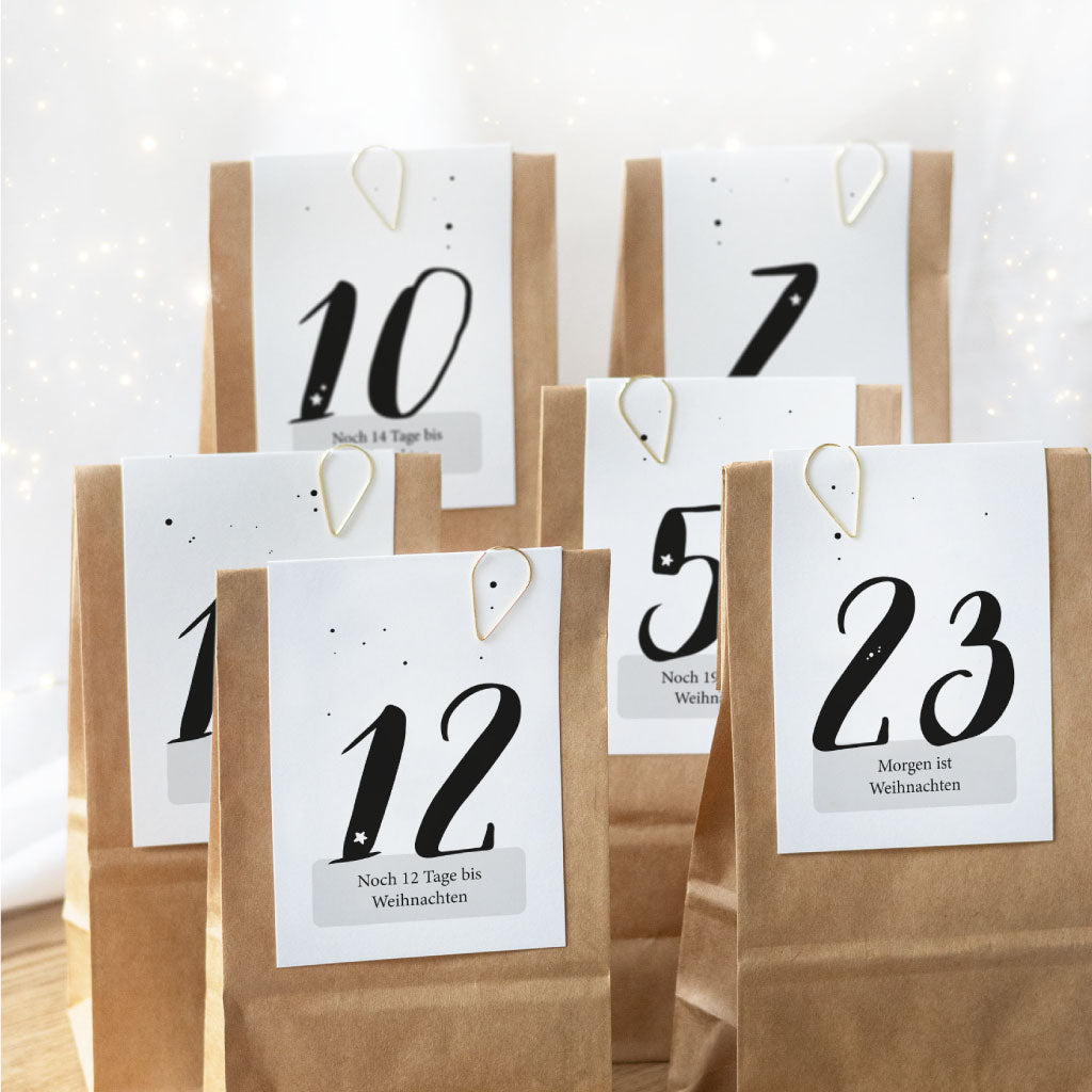 Adventskalender Schildchen mit goldenen Klammern und Kraftpapier Tüten