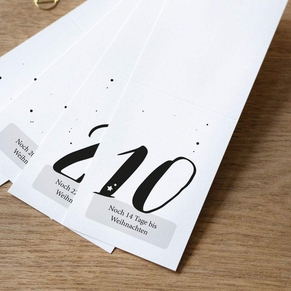 Weihnachtskalender Schilder Karten liegen aufeinander