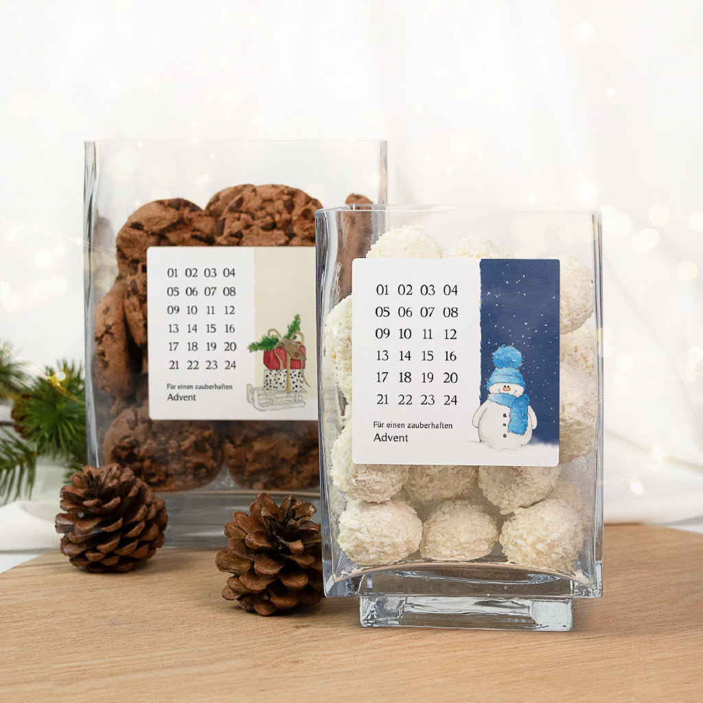Zwei Gläser mit Keksen und Adventskalender Aufkleber mit Schlitten und Schneemann Aquarell Motiv zum Abhaken