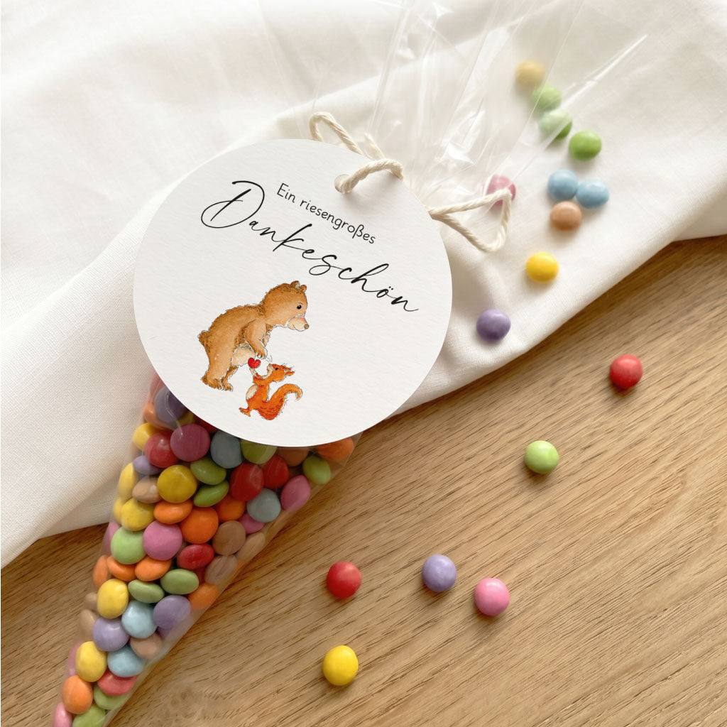 Runder Anhänger als Abschiedsgeschenk für Kindergarten an Spitztüte mit Bär und Eichhörnchen Aquarell Motiv.