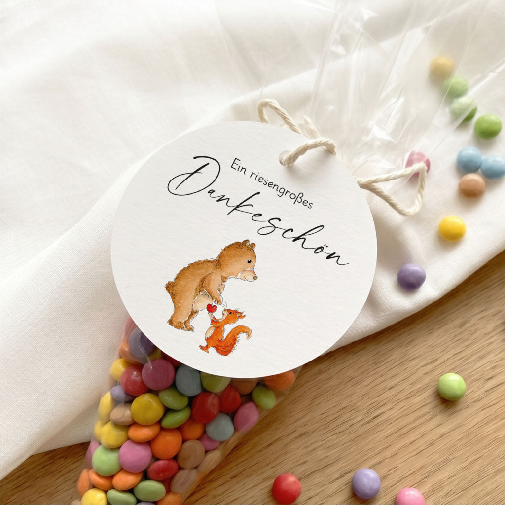 Runder Geschenkanhänger mit Bär und Eichhörnchen Aquarell Motiv als Dankeschön für den Hort oder Kindergarten.