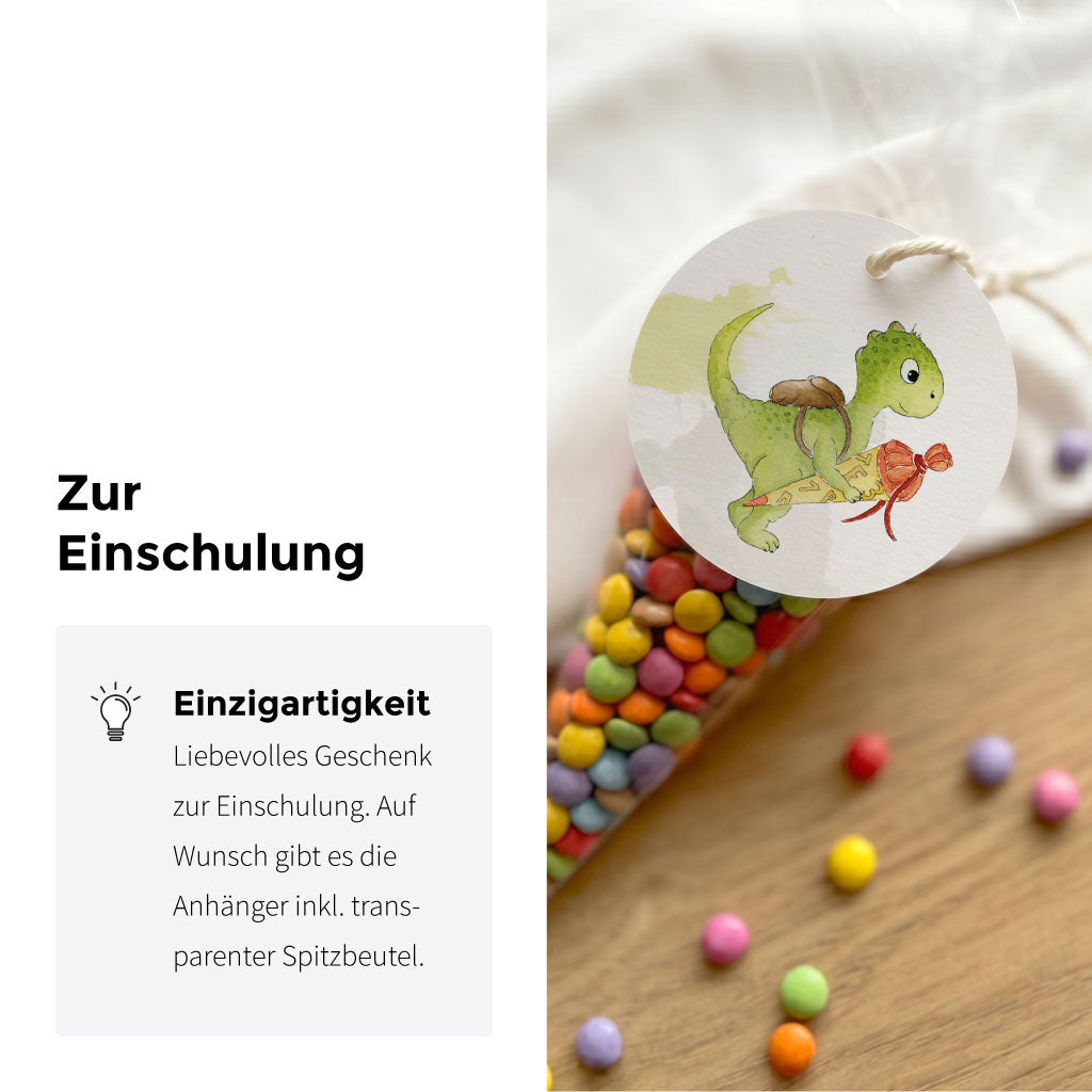 Detailansicht Anhänger Einschulung Dino Aquarell Motiv neben Info zu optionalen Spitztüten für Gastgeschenke.