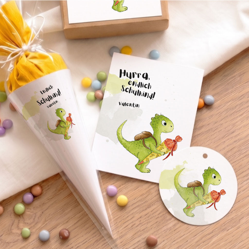 Dekorative Anordnung von Schultüte und Karte zur Einschulung mit Dino Aquarell Motiv für Schulkind Valentin.