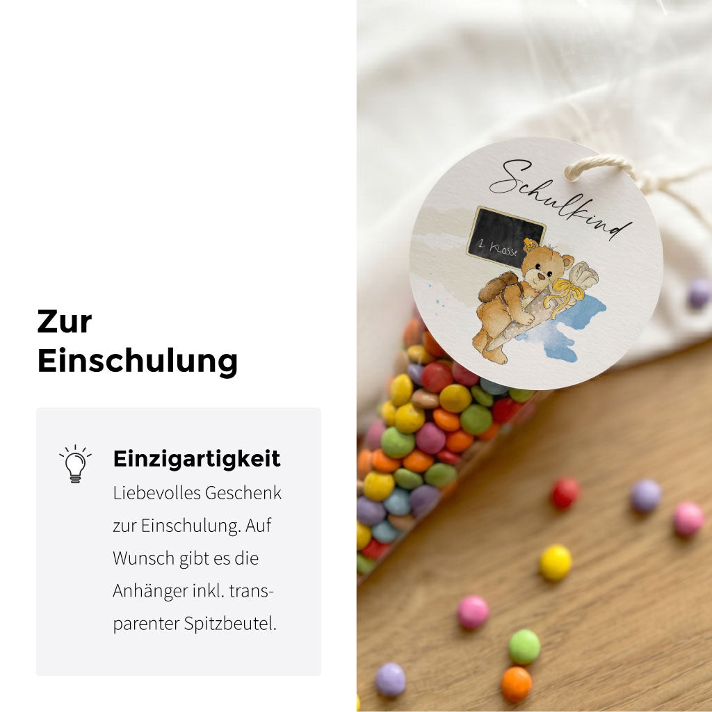 Detailaufnahme Anhänger für Gastgeschenk zur Einschulung mit niedlichem Teddy Aquarell Motiv an einer Süßigkeitentüte.
