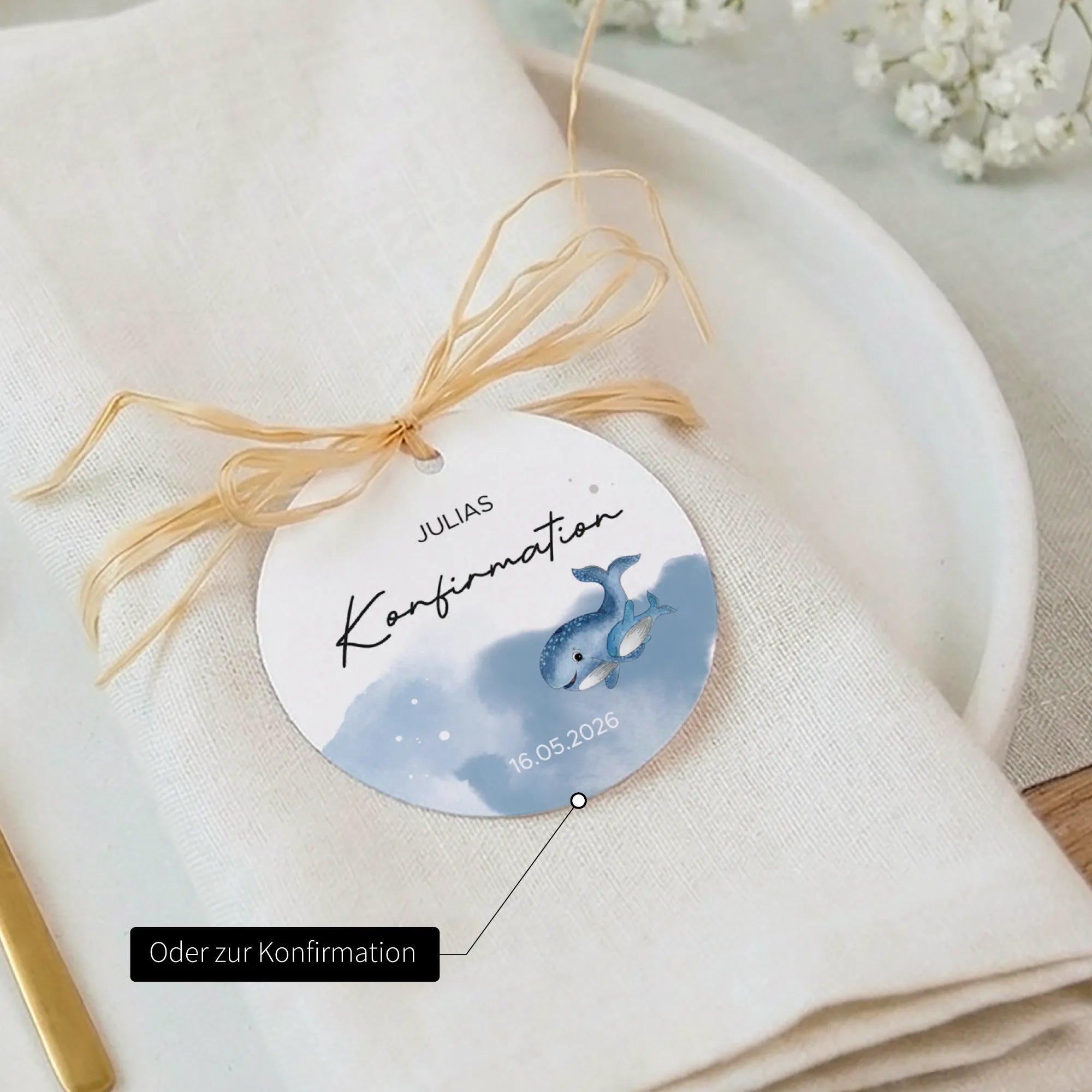 Personalisierter runder Anhänger zur Konfirmation mit Aquarell Motiv Wal, Name Julias und Datum, an Serviette mit Bast gebunden